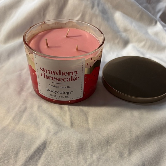 New Bodycology Strawberry Cheesecake 3-Wick Candle - Pink - Picture 1 of 2